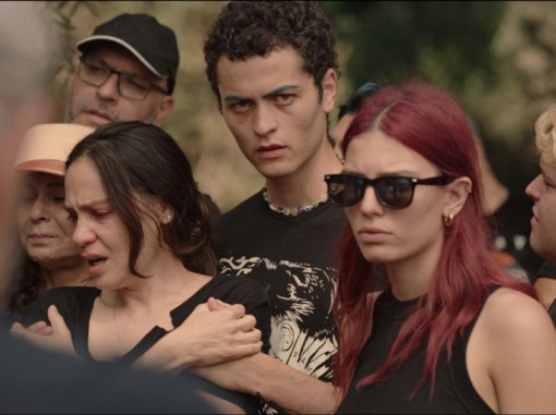 בוכים בהלוויה