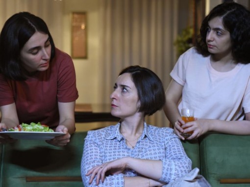 אם המשפחה ושתי בנותיה